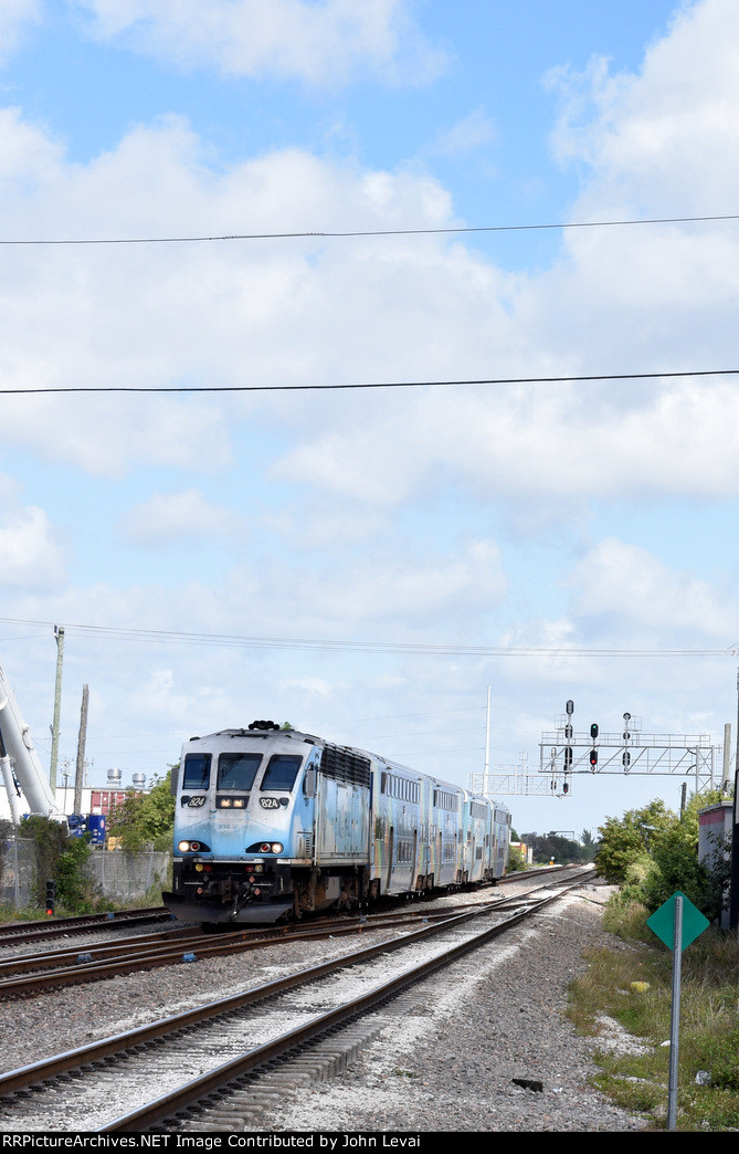 A southbound Magonia Park-Miami Airport Tri-Rail train arriving into Metrorail Transfer Station in Hialeah behind a BL36PH